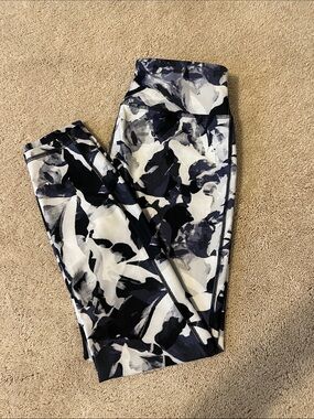 Avia Black, White & Gray Abstract Print Leggings Like New Size Small